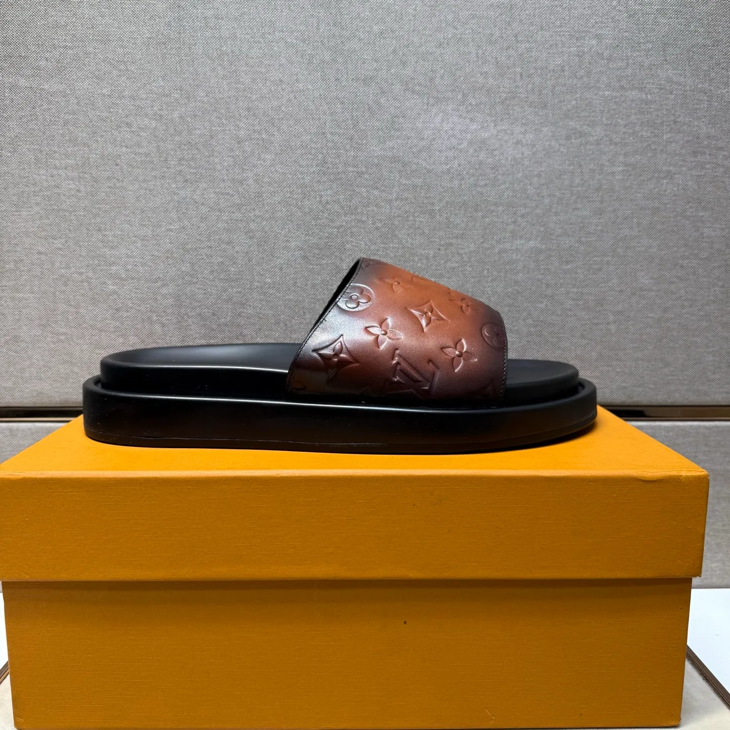 ⬛️Men's shoes 💰p400 [LV～] Men's casual slippers 2025z cabinet sales simultaneously 🔶Size: 39-44#️⃣ 🔷4 colors🔜The upper is made of cowhide stitching➕Genuine leather lining, comfortable and breathable, sole: original comfortable and wear-resistant outsole, ⚠️Real 📱Photographed🎬The real thing is better📢📢📢